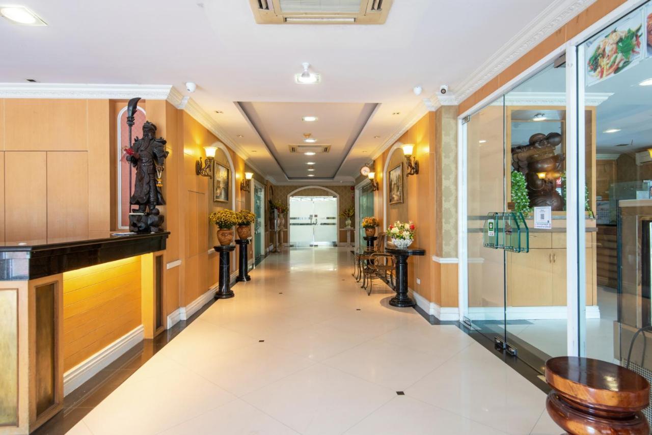 Metro Point Bangkok Hotel Bagian luar foto