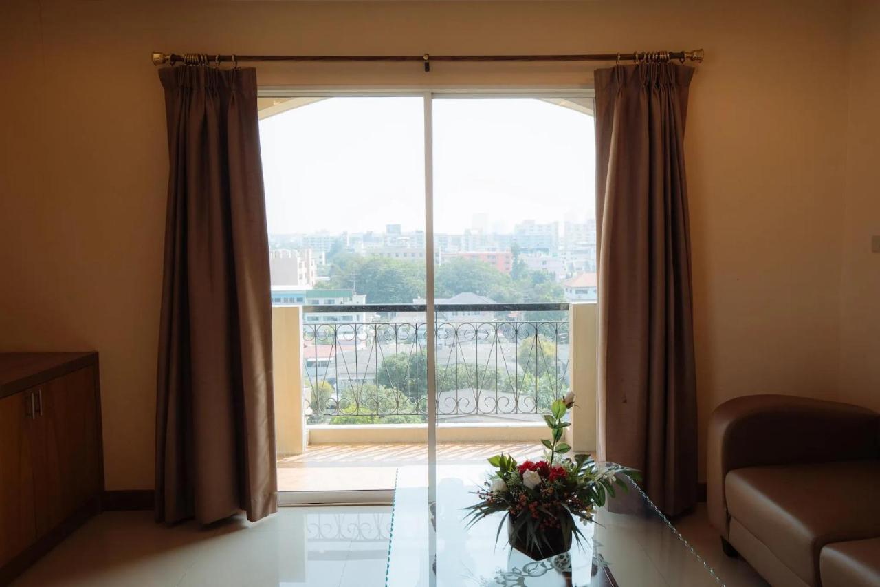 Metro Point Bangkok Hotel Bagian luar foto