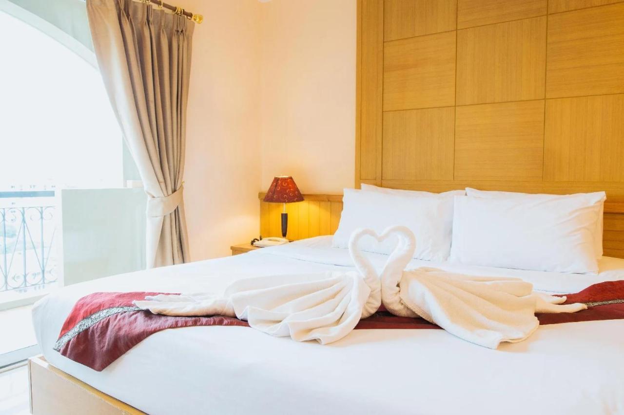 Metro Point Bangkok Hotel Bagian luar foto