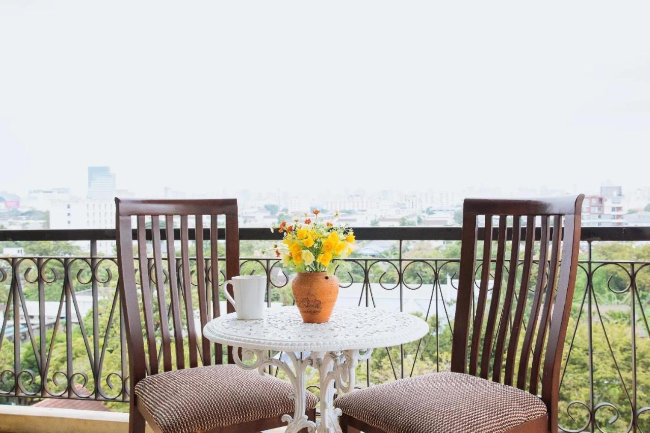 Metro Point Bangkok Hotel Bagian luar foto