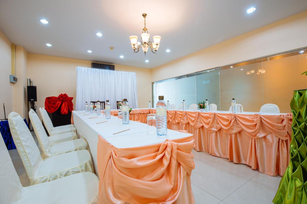 Metro Point Bangkok Hotel Bagian luar foto
