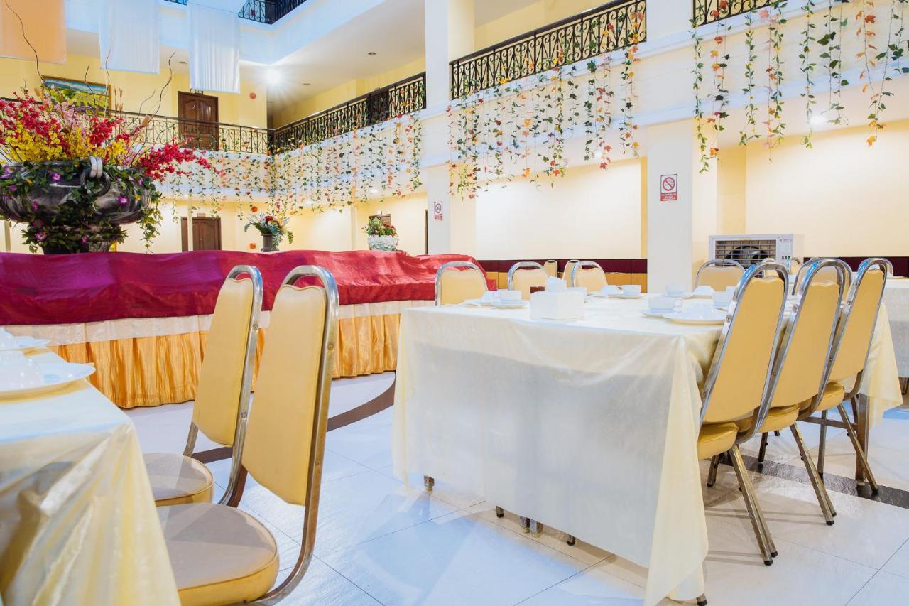 Metro Point Bangkok Hotel Bagian luar foto