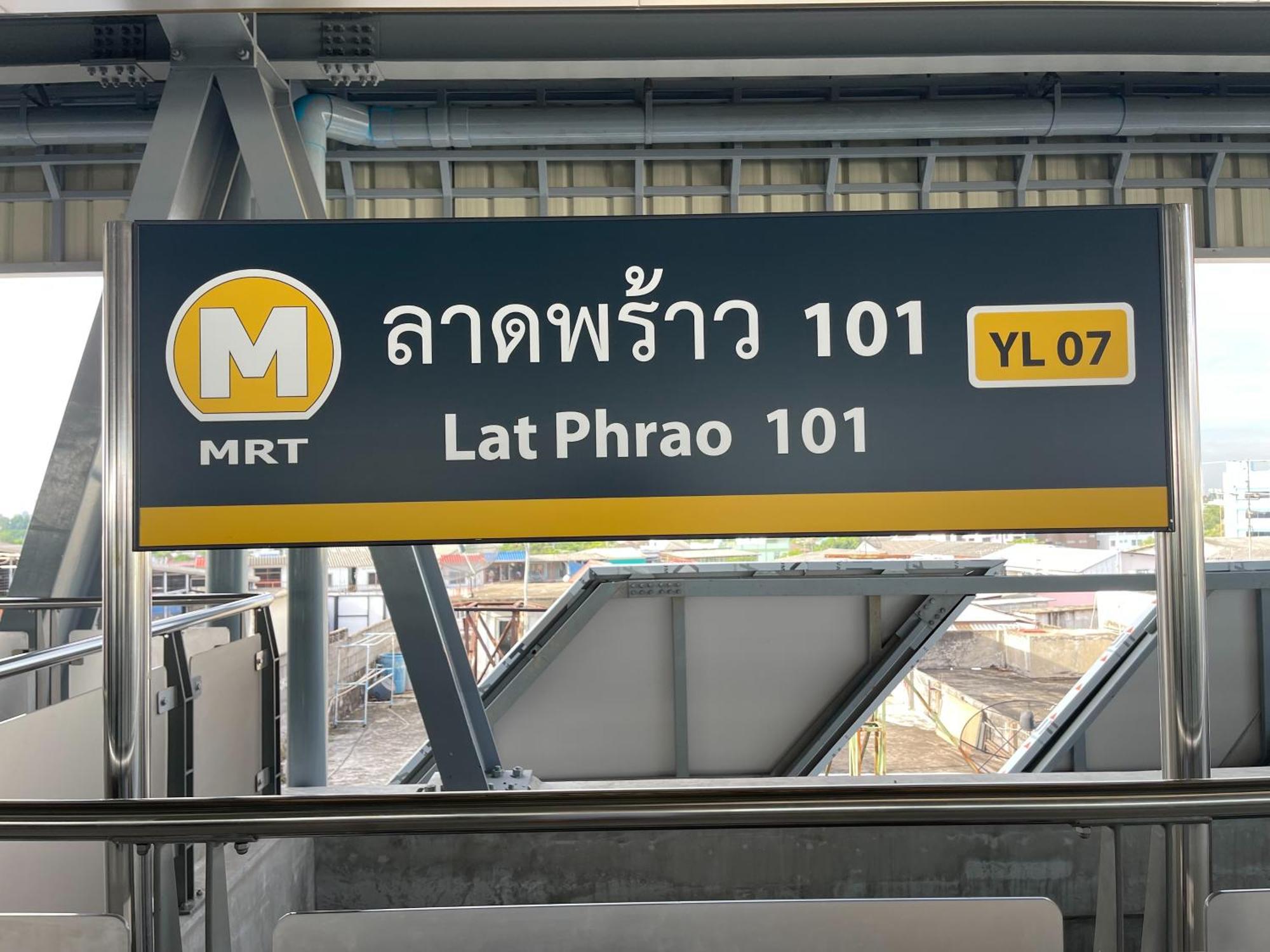Metro Point Bangkok Hotel Bagian luar foto