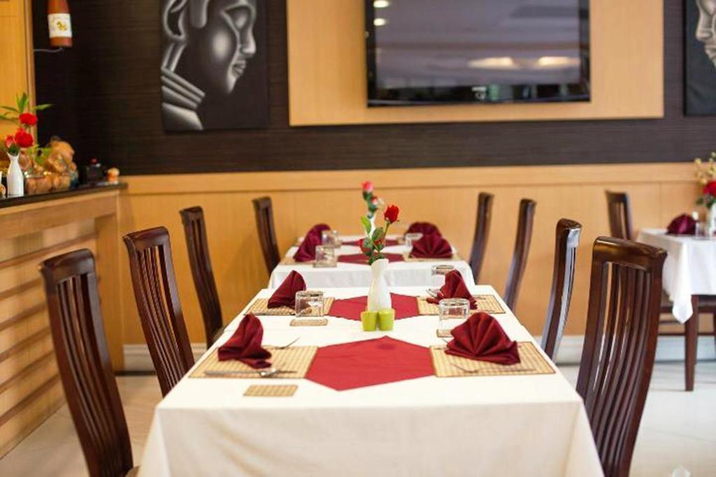 Metro Point Bangkok Hotel Bagian luar foto